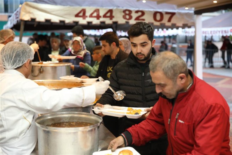 Başkan yücel orucunu eşgilik’te vatandaşlarla açtı