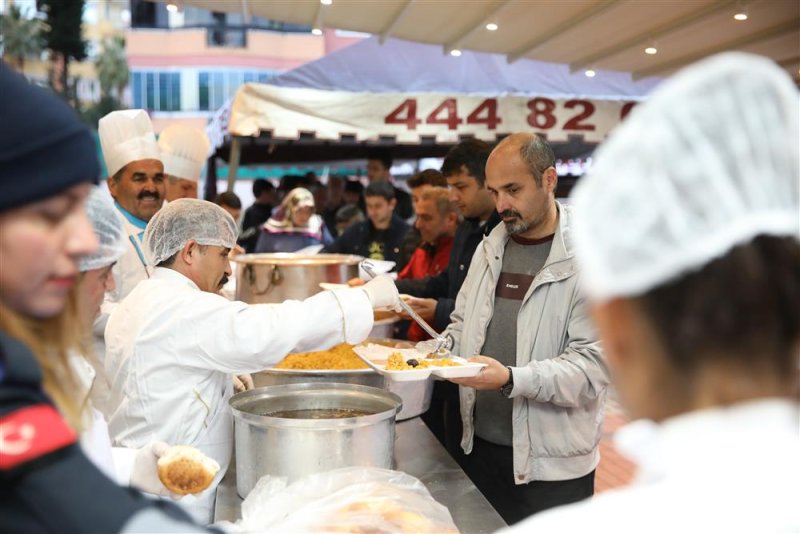 Başkan yücel orucunu eşgilik’te vatandaşlarla açtı