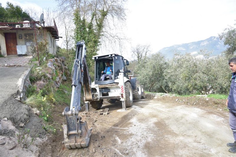 Kızılcaşehir mahallesi’nde şarampol betonlama çalışması devam ediyor