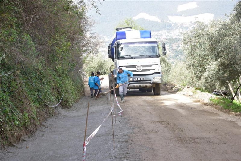 Kızılcaşehir mahallesi’nde şarampol betonlama çalışması devam ediyor