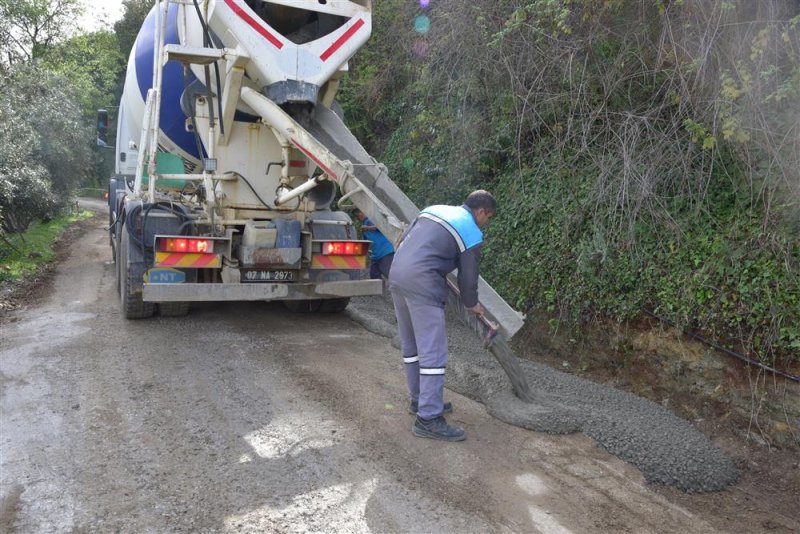 Kızılcaşehir mahallesi’nde şarampol betonlama çalışması devam ediyor