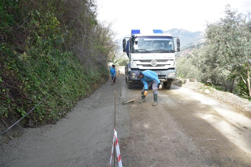 Kızılcaşehir mahallesi’nde şarampol betonlama çalışması devam ediyor