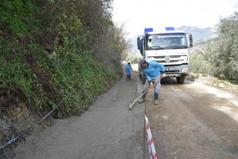 Kızılcaşehir mahallesi’nde şarampol betonlama çalışması devam ediyor