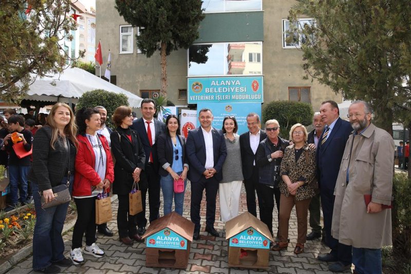 Alanya belediyesi 4 nisan sokak hayvanları günü’nde farkındalık etkinliği düzenledi yücel: “hayvan dostlu belediyeyiz”