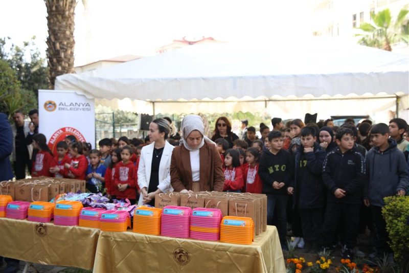 Alanya belediyesi 4 nisan sokak hayvanları günü’nde farkındalık etkinliği düzenledi yücel: “hayvan dostlu belediyeyiz”