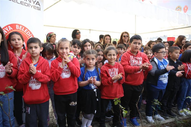 Alanya belediyesi 4 nisan sokak hayvanları günü’nde farkındalık etkinliği düzenledi yücel: “hayvan dostlu belediyeyiz”