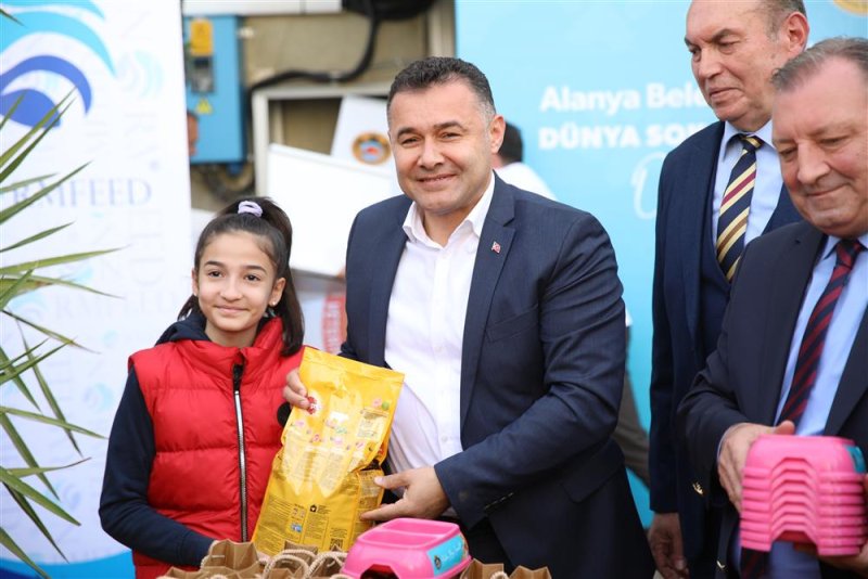 Alanya belediyesi 4 nisan sokak hayvanları günü’nde farkındalık etkinliği düzenledi yücel: “hayvan dostlu belediyeyiz”