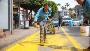Alanya belediyesi durak önlerinin boyasını yeniliyor