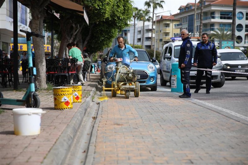 Alanya belediyesi durak önlerinin boyasını yeniliyor