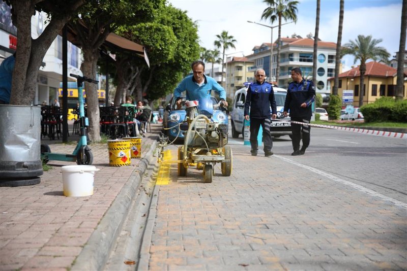 Alanya belediyesi durak önlerinin boyasını yeniliyor