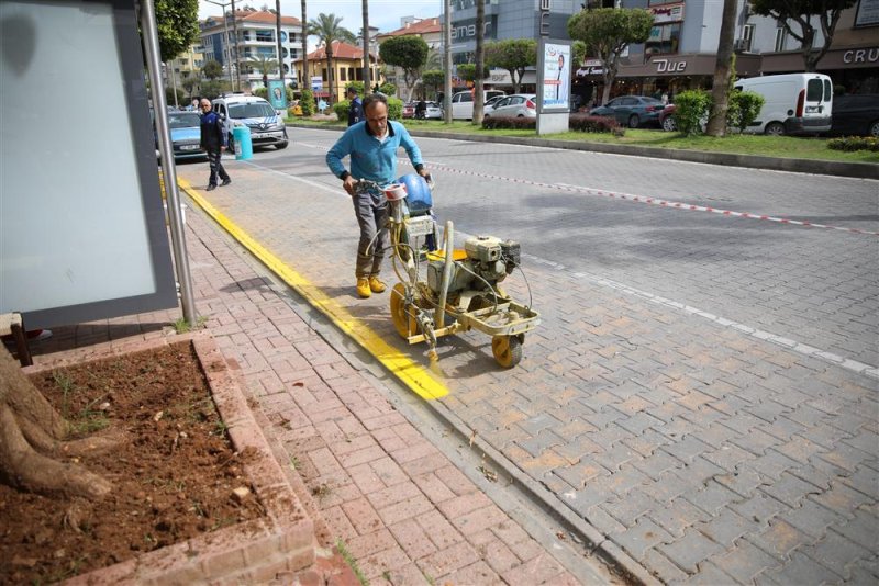 Alanya belediyesi durak önlerinin boyasını yeniliyor