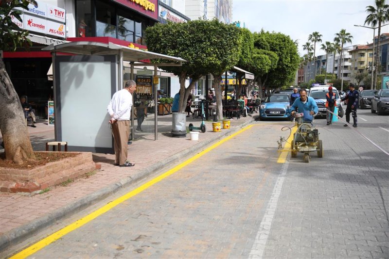 Alanya belediyesi durak önlerinin boyasını yeniliyor