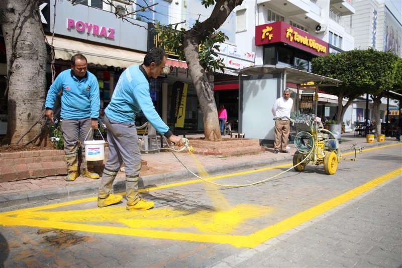 Alanya belediyesi durak önlerinin boyasını yeniliyor