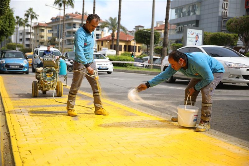 Alanya belediyesi durak önlerinin boyasını yeniliyor