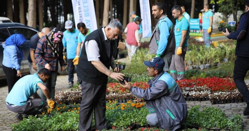 Alanya belediyesi geleneksel çiçek dağıtımını gerçekleştirdi