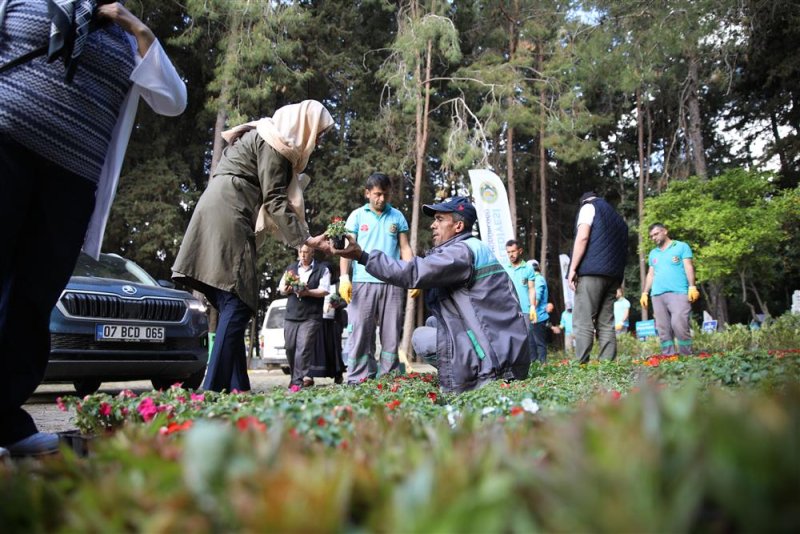 Alanya belediyesi geleneksel çiçek dağıtımını gerçekleştirdi