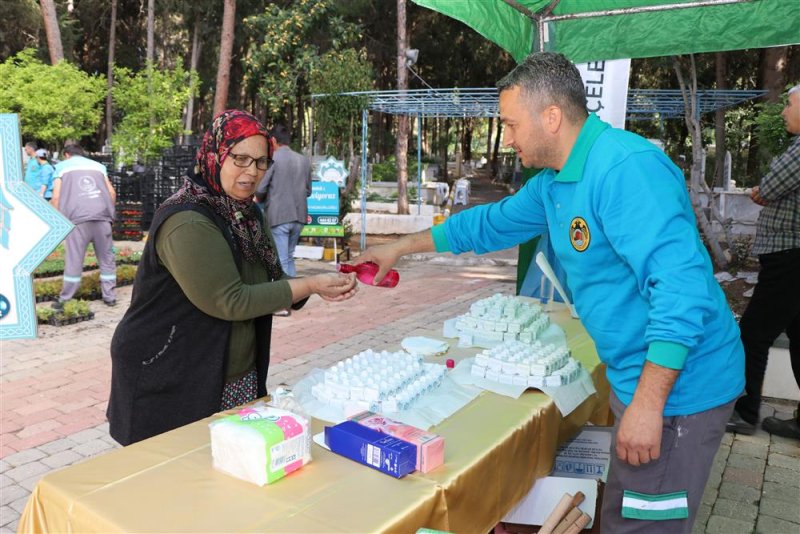 Alanya belediyesi geleneksel çiçek dağıtımını gerçekleştirdi