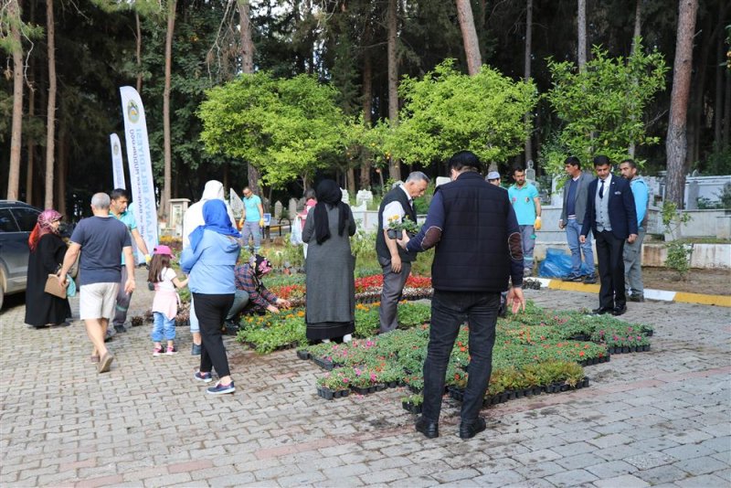 Alanya belediyesi geleneksel çiçek dağıtımını gerçekleştirdi