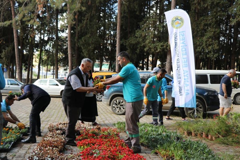 Alanya belediyesi geleneksel çiçek dağıtımını gerçekleştirdi