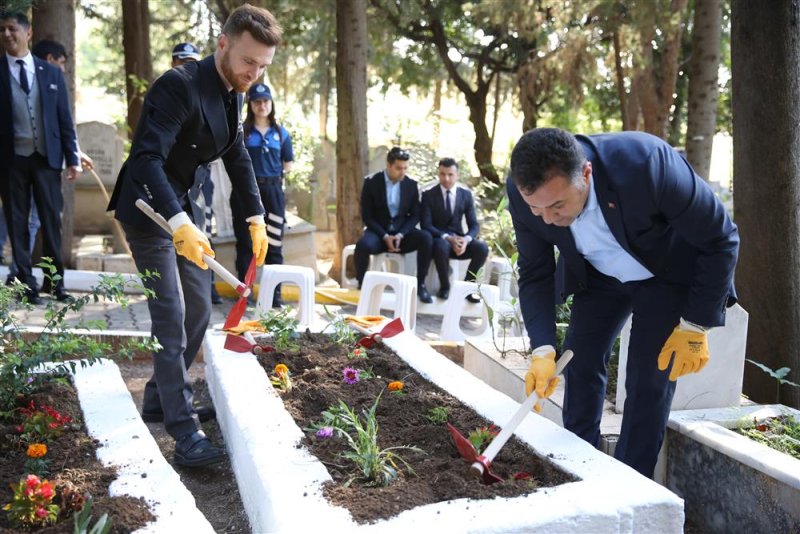 Alanya belediyesi geleneksel çiçek dağıtımını gerçekleştirdi