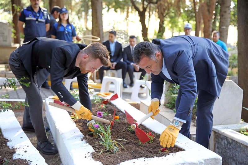 Alanya belediyesi geleneksel çiçek dağıtımını gerçekleştirdi