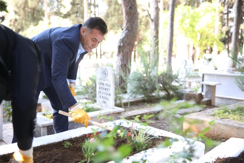 Alanya belediyesi geleneksel çiçek dağıtımını gerçekleştirdi