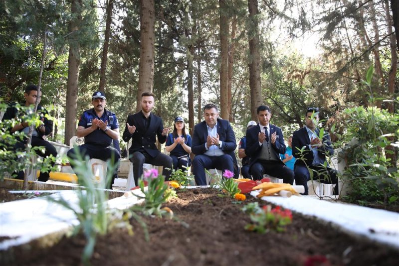 Alanya belediyesi geleneksel çiçek dağıtımını gerçekleştirdi