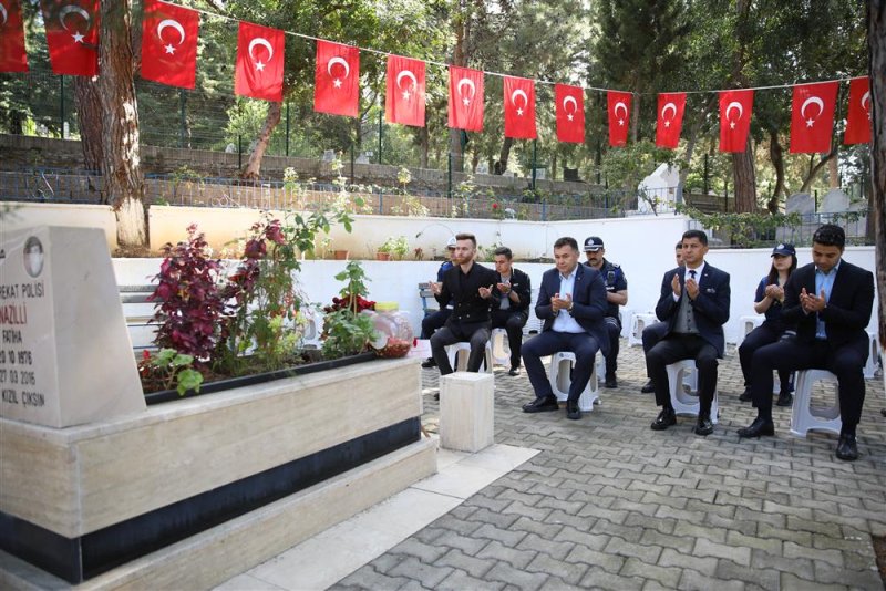 Alanya belediyesi geleneksel çiçek dağıtımını gerçekleştirdi