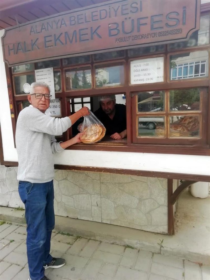 Alanya belediyesi halk ekmek büfelerinde 6 tl’den satılan pidelere yoğun ilgi