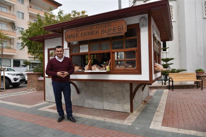 Alanya belediyesi halk ekmek büfelerinde 6 tl’den satılan pidelere yoğun ilgi