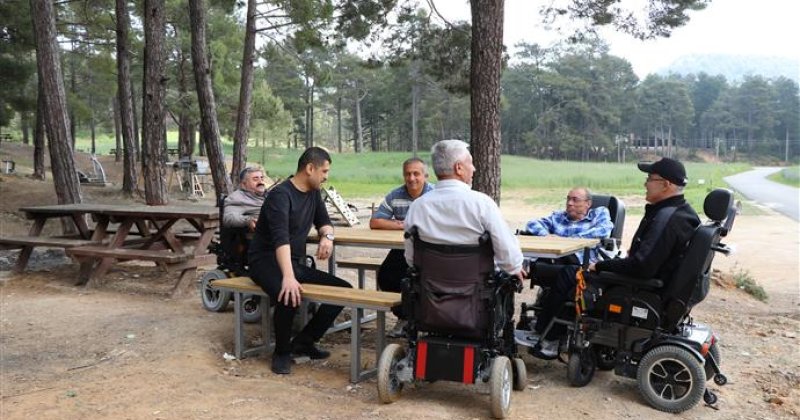 Alanya belediyesi’nden engeliler için özel piknik masası