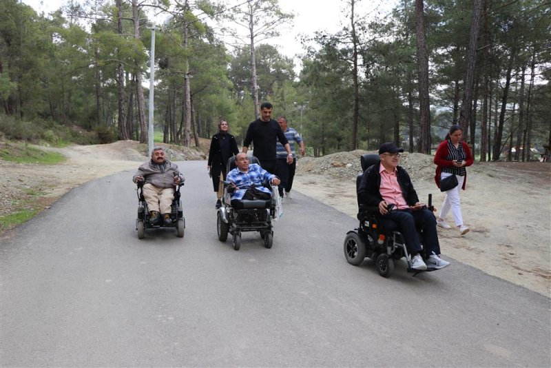 Alanya belediyesi’nden engeliler için özel piknik masası