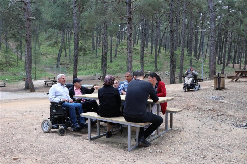 Alanya belediyesi’nden engeliler için özel piknik masası