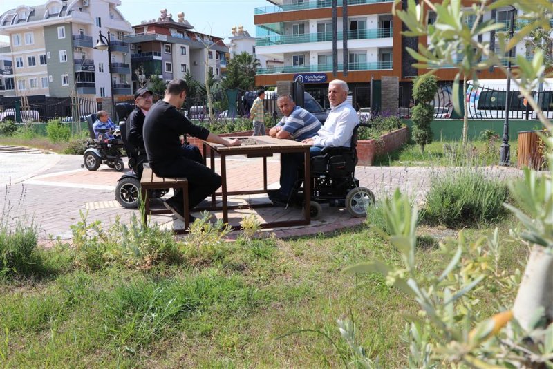 Alanya belediyesi’nden engeliler için özel piknik masası
