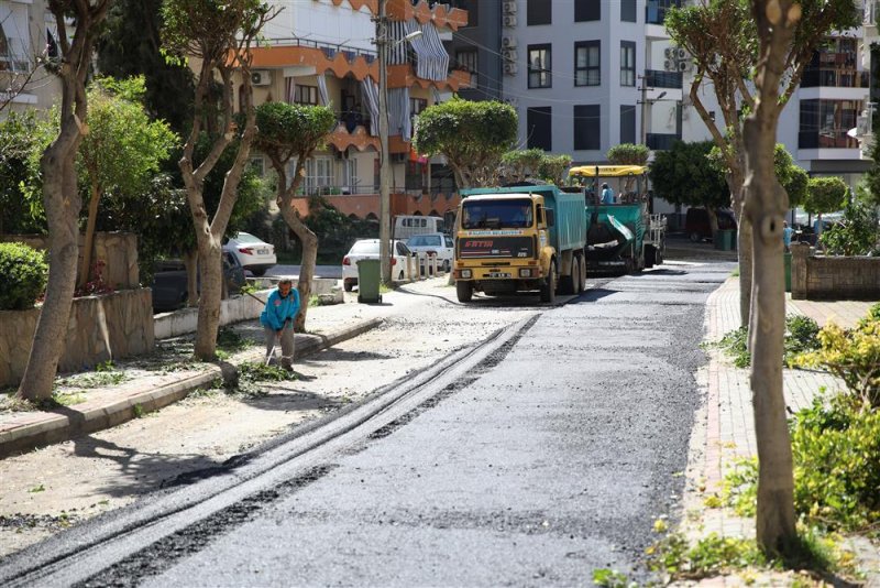 Alanya belediyesi şehir merkezinde asfalt yenileme çalışmalarını sürdürüyor