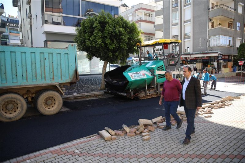 Alanya belediyesi şehir merkezinde asfalt yenileme çalışmalarını sürdürüyor