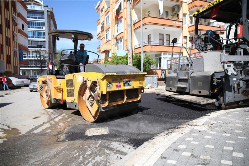 Alanya belediyesi şehir merkezinde asfalt yenileme çalışmalarını sürdürüyor