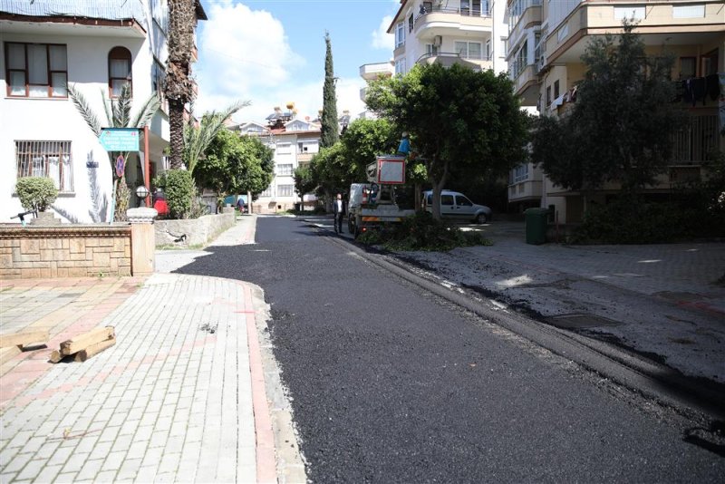 Alanya belediyesi şehir merkezinde asfalt yenileme çalışmalarını sürdürüyor