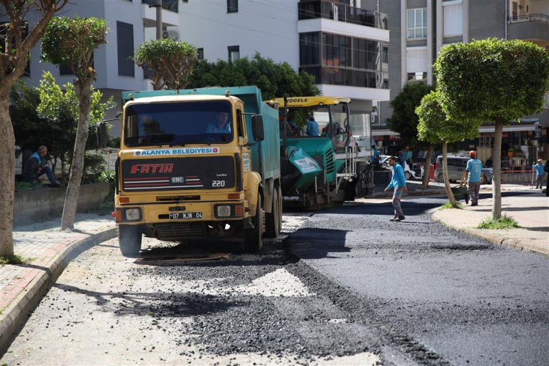 Alanya belediyesi şehir merkezinde asfalt yenileme çalışmalarını sürdürüyor