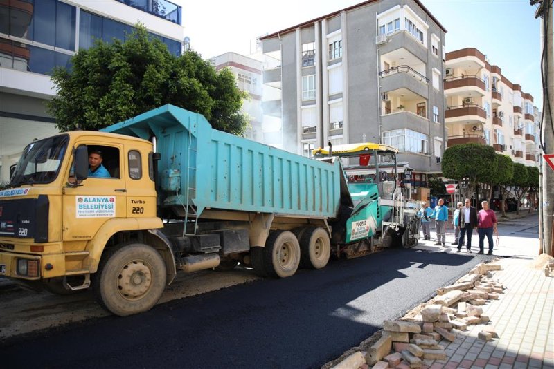 Alanya belediyesi şehir merkezinde asfalt yenileme çalışmalarını sürdürüyor