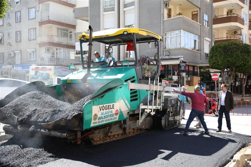 Alanya belediyesi şehir merkezinde asfalt yenileme çalışmalarını sürdürüyor