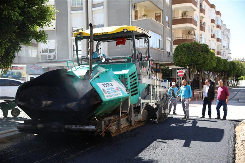 Alanya belediyesi şehir merkezinde asfalt yenileme çalışmalarını sürdürüyor