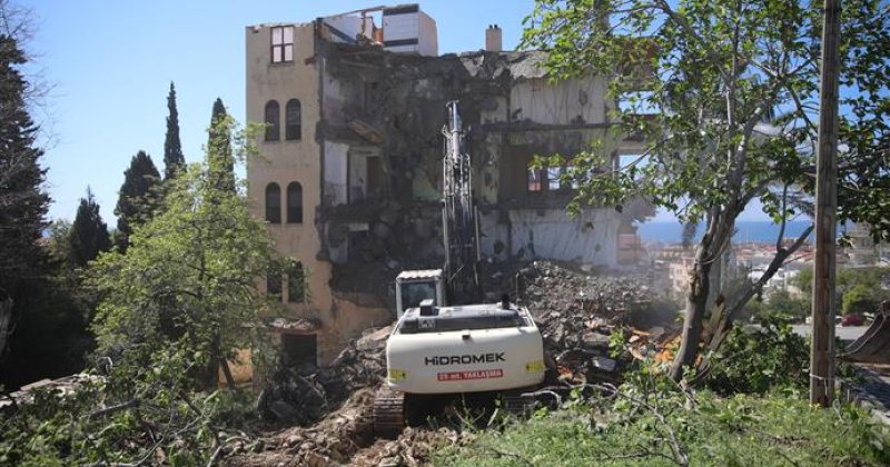 Alanya belediyesi şehirdeki riskli yapıların yıkımını gerçekleştiriyor