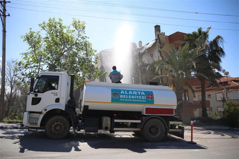 Alanya belediyesi şehirdeki riskli yapıların yıkımını gerçekleştiriyor