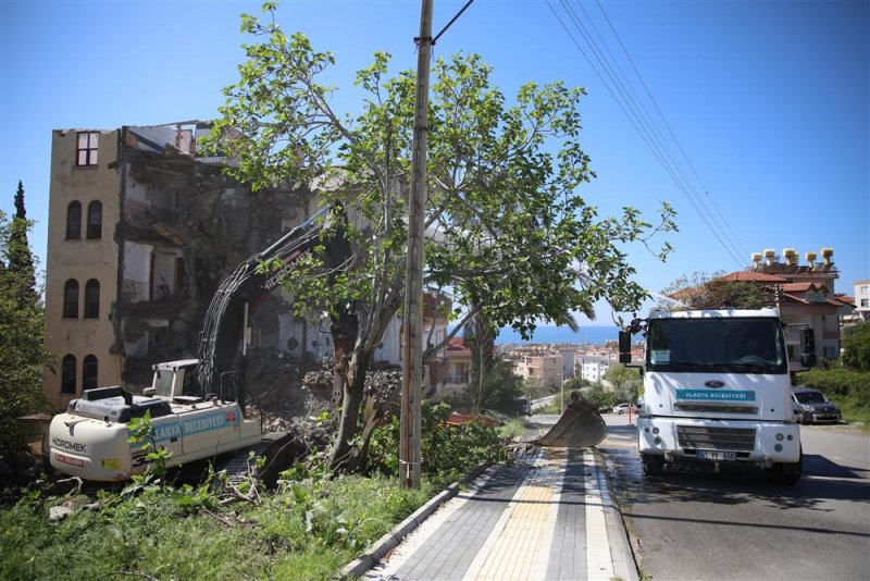 Alanya belediyesi şehirdeki riskli yapıların yıkımını gerçekleştiriyor