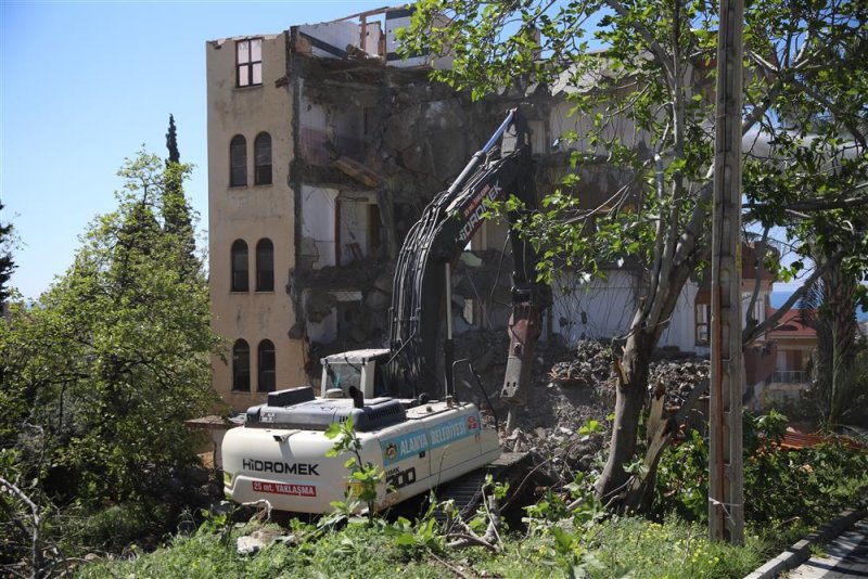 Alanya belediyesi şehirdeki riskli yapıların yıkımını gerçekleştiriyor