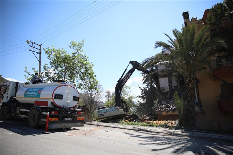 Alanya belediyesi şehirdeki riskli yapıların yıkımını gerçekleştiriyor