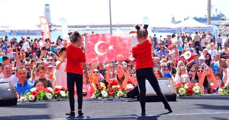 Alanyalı çocuklar 23 nisan’da eğlenceye doydu çocuklar önce color fest’de ardından uçurtma şenliğinde eğlendi