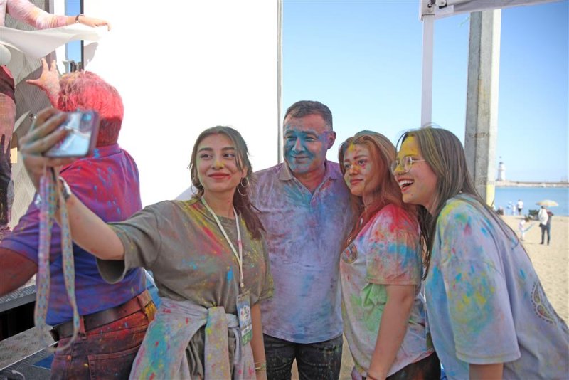 Alanyalı çocuklar 23 nisan’da eğlenceye doydu çocuklar önce color fest’de ardından uçurtma şenliğinde eğlendi