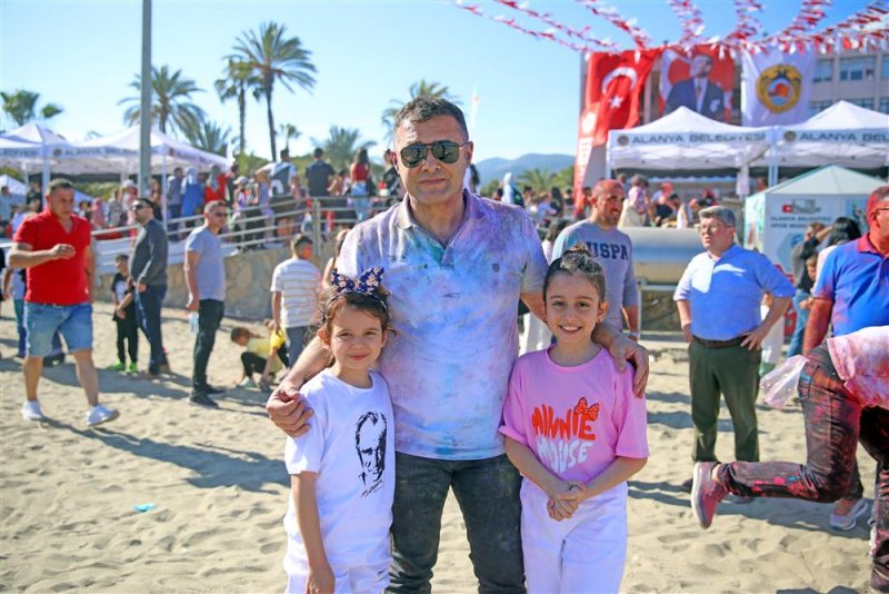 Alanyalı çocuklar 23 nisan’da eğlenceye doydu çocuklar önce color fest’de ardından uçurtma şenliğinde eğlendi